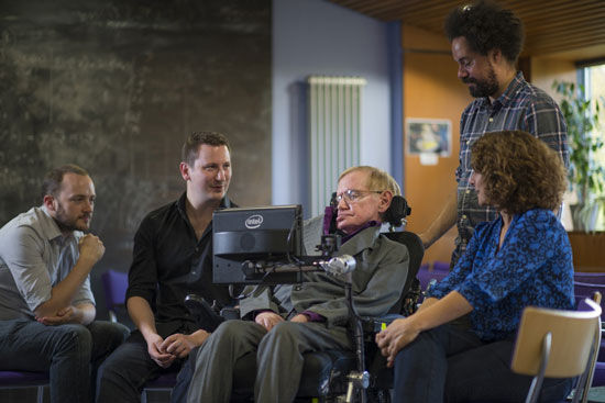 Schwarze Löcher und Computerstimme: Stephen Hawkings Biografie